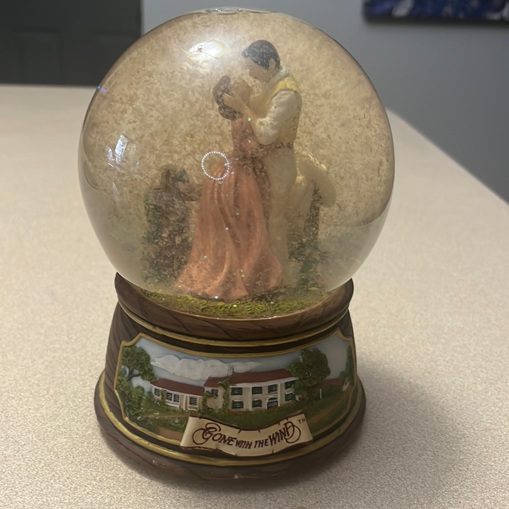 The San Francisco Music Box Company Gone with The Wind . Musical Snow Globe
